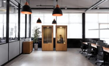 Cabine Acústica ou Phone Booth Escritório: Qual a Melhor Opção para Seu Espaço?