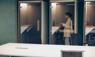 O Que São Phone Booths para Escritório e Como Podem Ajudar na Concentração