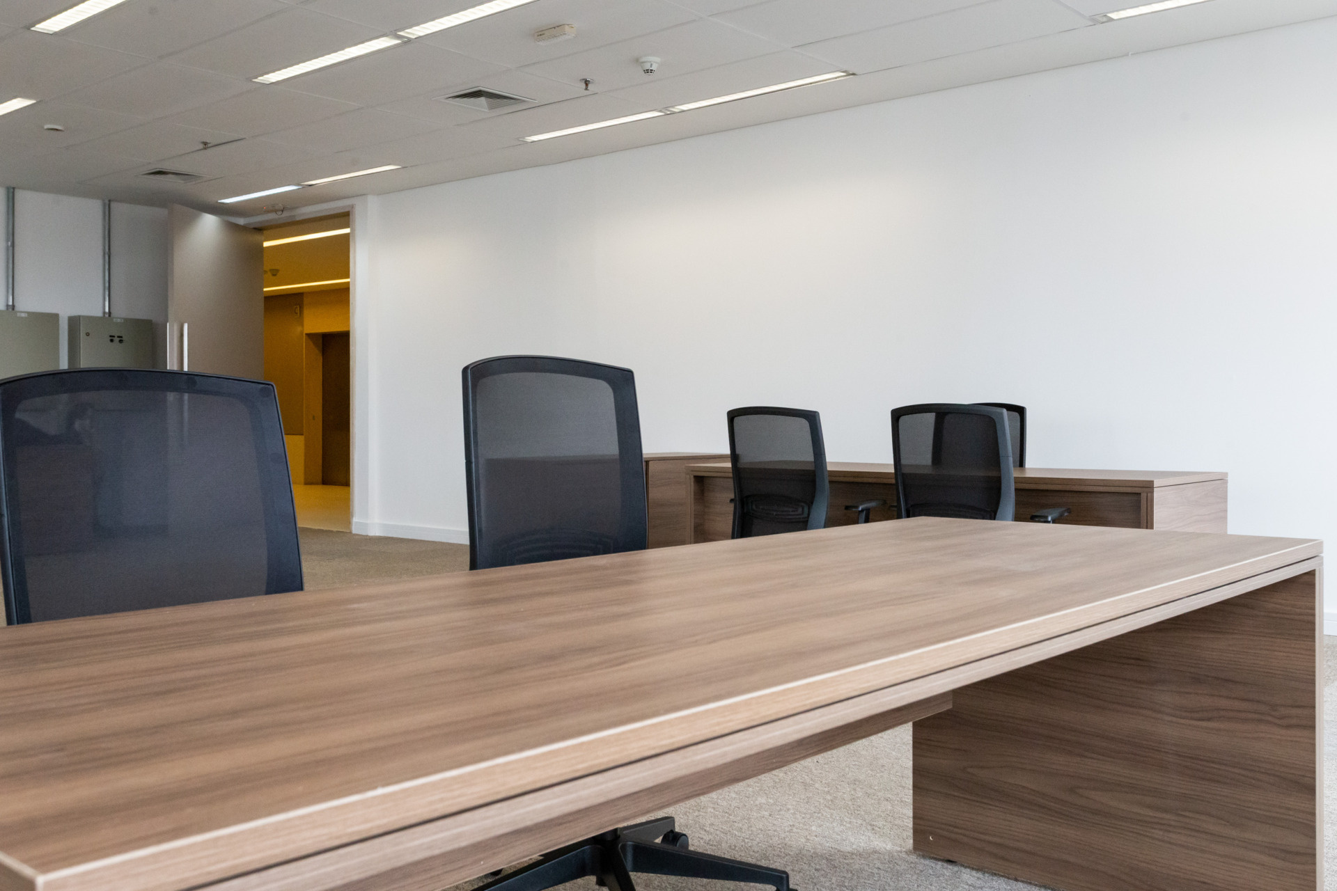 Móveis Corporativos Sob Medida: Como Escolher o Melhor Fornecedor